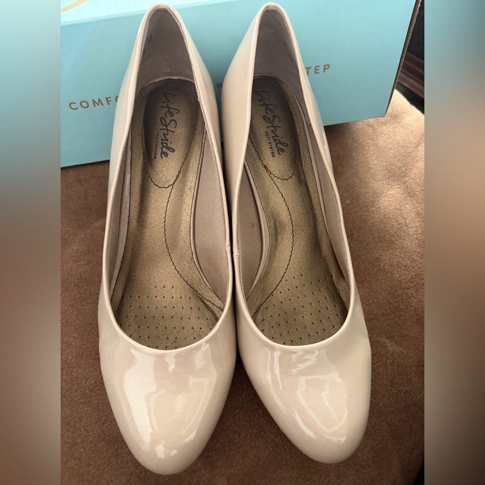 Life Stride Women's Glossy Beige Heels